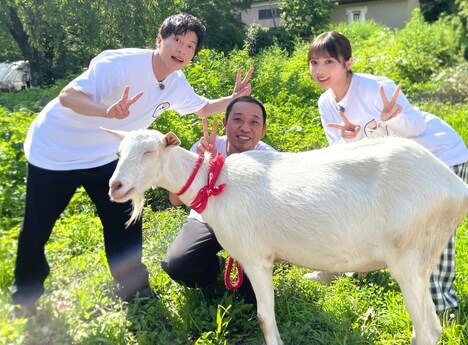 ポポと記念撮影する田中圭（左）、大悟（中央）、与田祐希（右）。(c)テレビ東京