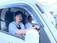 軽トラックを運転する田中圭。(c)テレビ東京