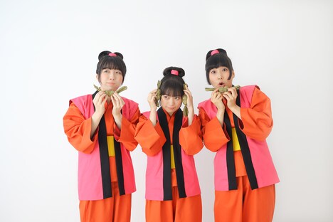 田中屋本店笹だんごのキャラクター・あかねちゃんに扮したRYUTist。