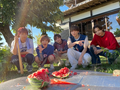 CUBERS「本日晴天快晴」ミュージックビデオのオフショット。