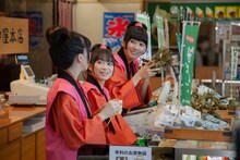 田中屋本店の店先に立つRYUTist。