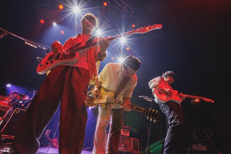 左から須藤優（B）、粂絢哉（G）、斎藤宏介（Vo, G）。（Photo by Viola Kam［V'z Twinkle］）