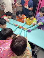 THE SUPER FRUIT「サマー☆★げっちゅー」ミュージックビデオ撮影時のオフショット