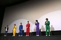 自己紹介で名前を飛ばされ「エキストラです」と名乗る曽野舜太（右から2番目）。