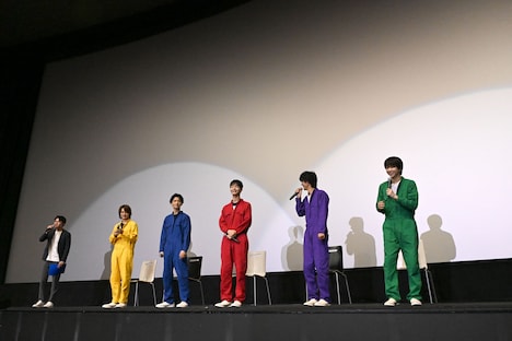 自己紹介で名前を飛ばされ「エキストラです」と名乗る曽野舜太（右から2番目）。