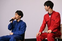 ヘビの卵を触った話をする武藤潤（左）と、彼の話を聞く吉澤要人（右）。