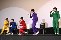 “天丼”の流れに気付かず、マイペースに話し出した武藤潤（左から2番目）。