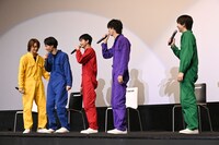 “天丼”の流れに気付かずマイペースに話し出した武藤潤（左から2番目）に、一斉にツッコミを入れるメンバー。