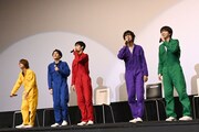 武藤潤の希望を叶えるため、観客に恐縮しながら協力を訴えるメンバー。