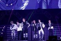 「Invader」のパフォーマンスの様子。