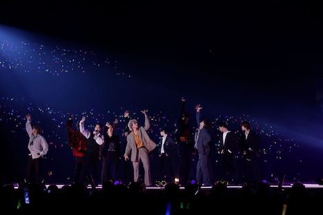 「Magic」のパフォーマンスの様子。