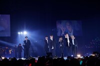 「原因は自分にある。」のパフォーマンスの様子。