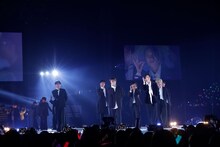 「原因は自分にある。」のパフォーマンスの様子。