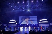 「奇跡が空に恋を響かせた」のパフォーマンスの様子。