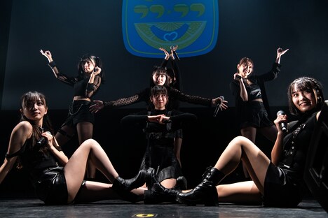 デビュー衣装で「100億点」を歌うラフ×ラフ。