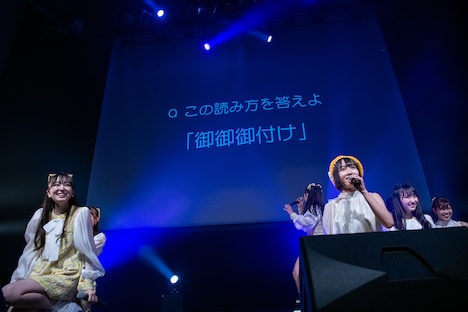 新曲「君がNo.1」を披露するラフ×ラフ。