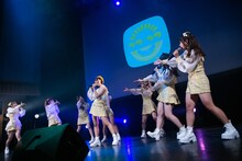 新曲「君がNo.1」を披露するラフ×ラフ。