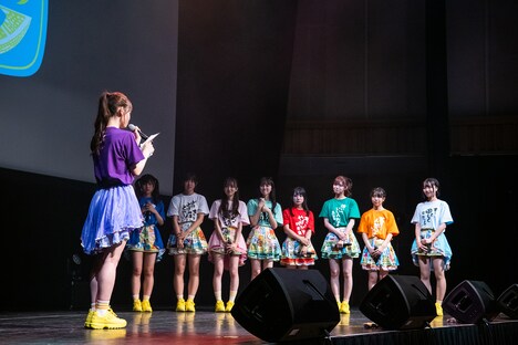 メンバーへの手紙を読み上げる齋藤有紗（左端）。