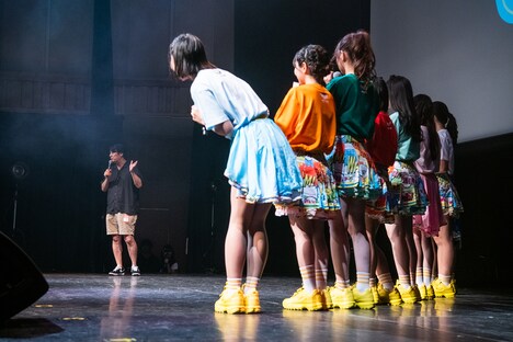 ラフり隊のほうを向いてメンバーを讃える佐久間宣行（左端）。