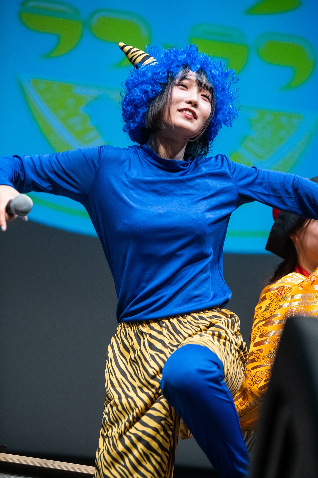 踊る青鬼。
