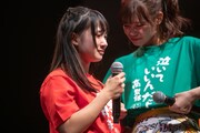 涙で声を詰まらせる林未梨（左）に「泣いていいんだよ」Tシャツを見せる高梨結（右）。