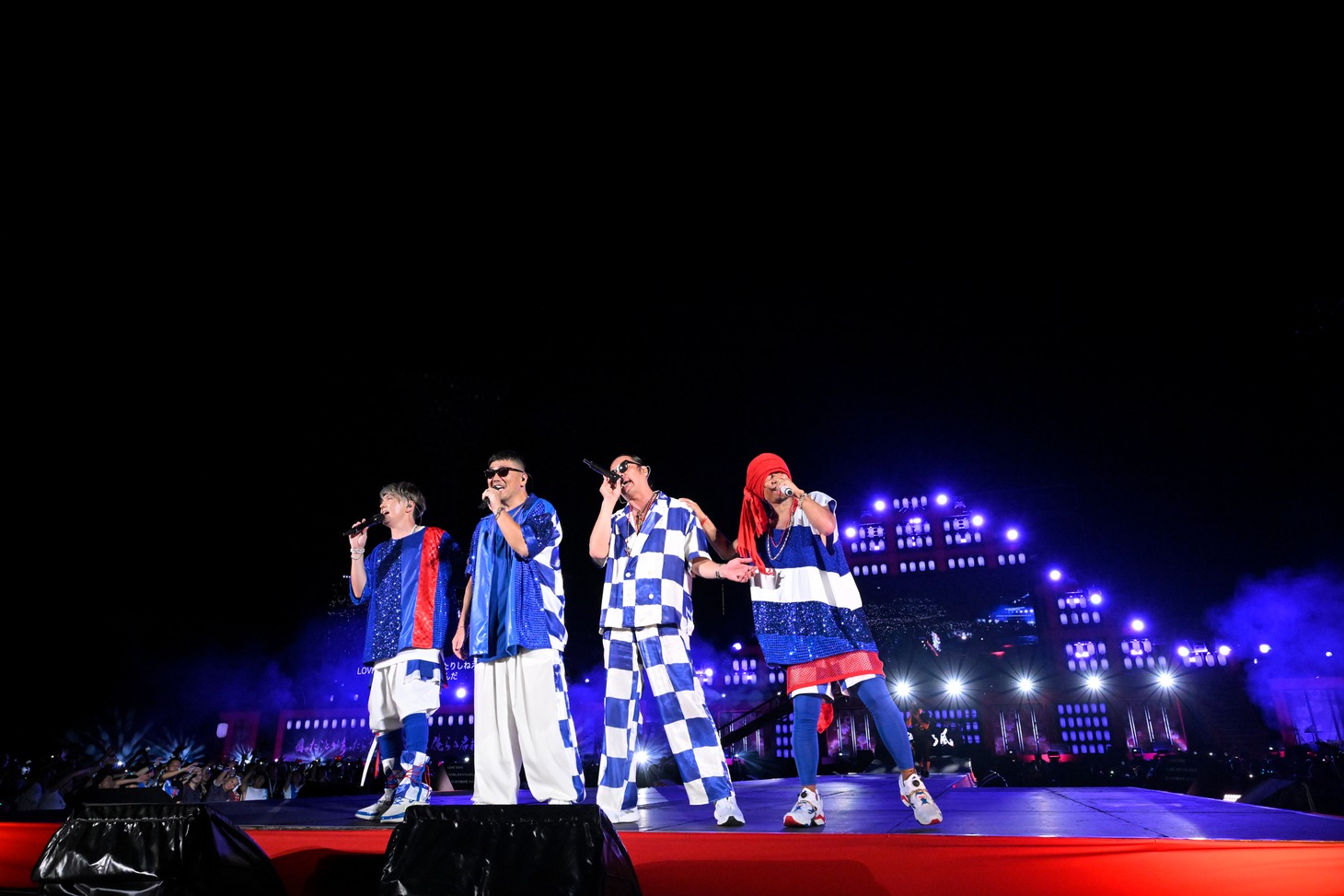 「風祭り at 横浜スタジアム～困ったことがあったらな、風に向かって俺らの名前を呼べ！ あんちゃん達がどっからでも飛んできてやるから～」より。（撮影：能美潤一郎）
