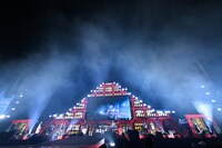 「風祭り at 横浜スタジアム～困ったことがあったらな、風に向かって俺らの名前を呼べ！ あんちゃん達がどっからでも飛んできてやるから～」より。（撮影：能美潤一郎）