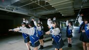 ≒JOY「その先はイグザルト」のミュージックビデオより。
