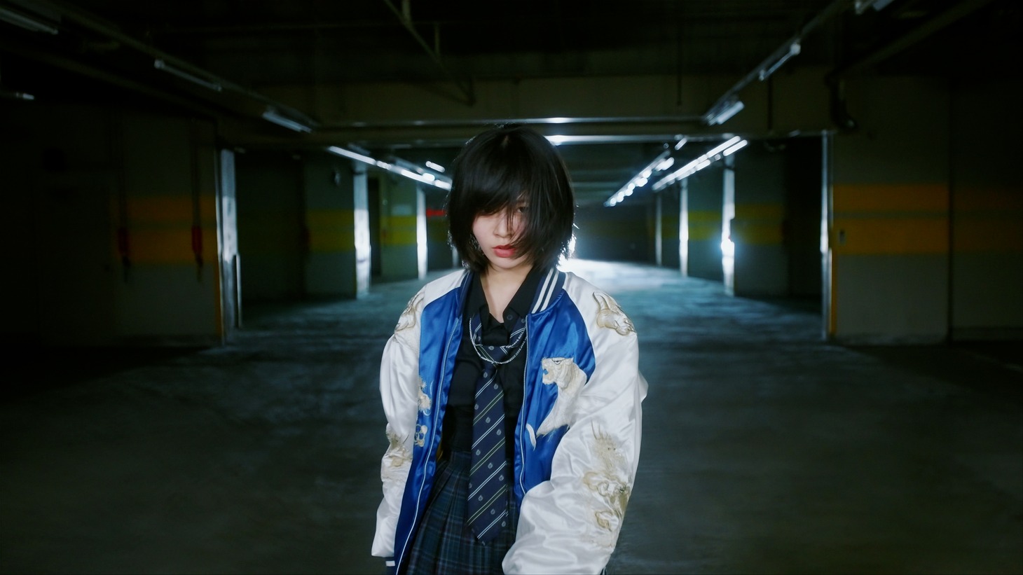≒JOY「その先はイグザルト」のミュージックビデオより。