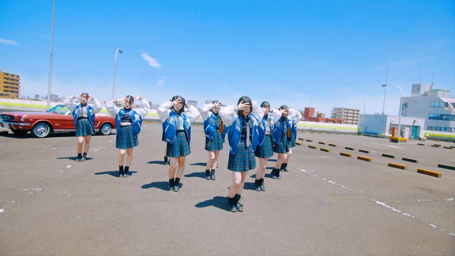 ≒JOY「その先はイグザルト」のミュージックビデオより。