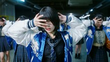 ≒JOY「その先はイグザルト」のミュージックビデオより。