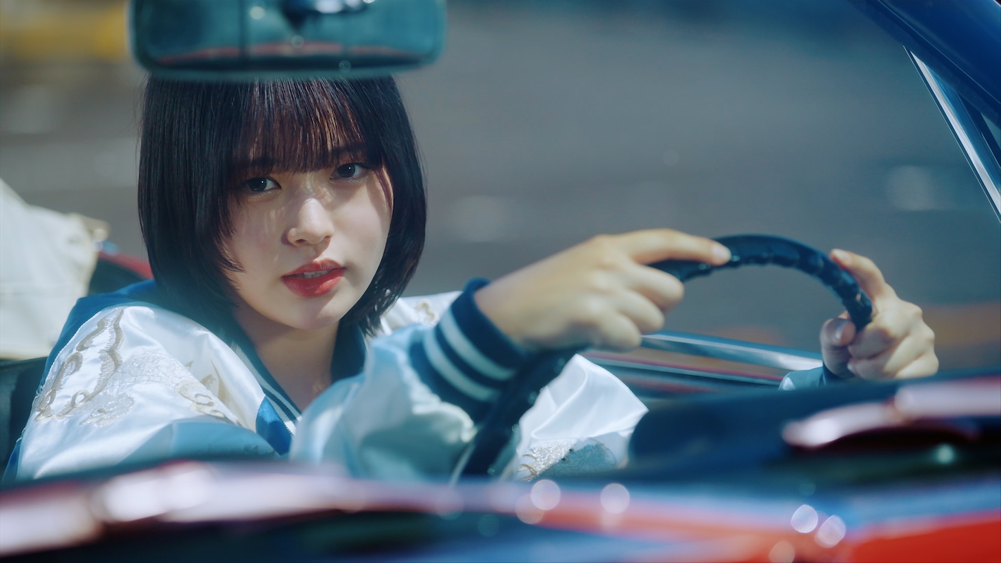 ≒JOY「その先はイグザルト」のミュージックビデオより、江角怜音。