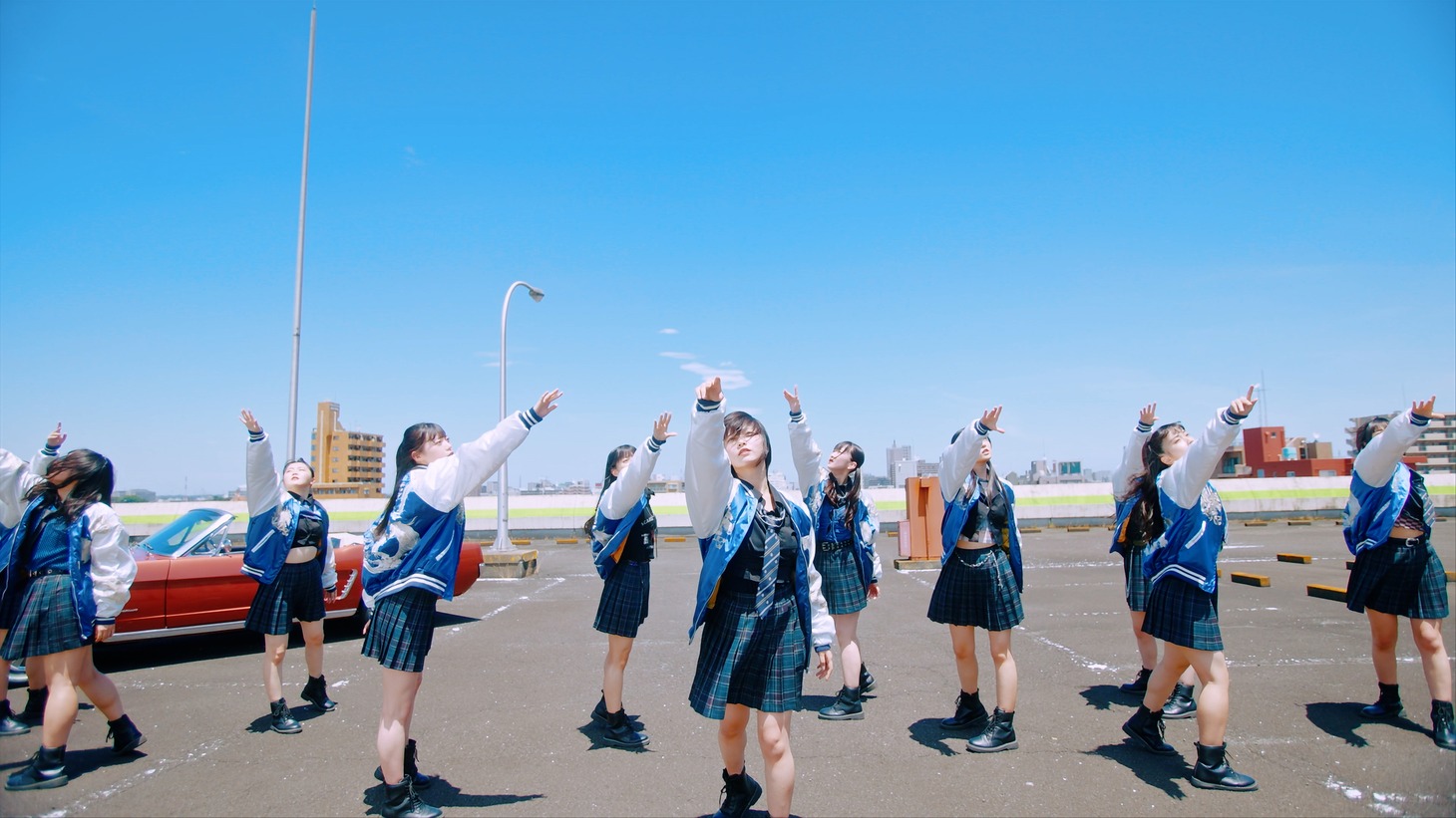 ≒JOY「その先はイグザルト」のミュージックビデオより。