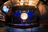 青山 月見ル君想フのステージ。