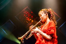 トランペットを吹く斉藤朱夏。（Photo by Viola Kam [V'z Twinkle]）