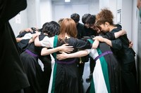 円陣を組むNegiccoとNEGiBAND。