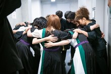 円陣を組むNegiccoとNEGiBAND。