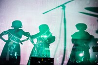 紗幕に映るNegiccoのシルエット。