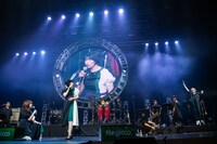 メンバー紹介をスルーされる前田大輔（右端）。