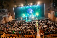 一斉にラインダンスする観客とNegicco。