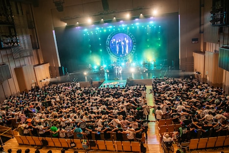 一斉にラインダンスする観客とNegicco。