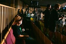 1F最後方からステージを見守るNegicco生みの親・熊さん。