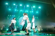 銀テープを持ってはしゃぐNegicco。