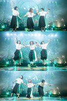 手をつないでジャンプするNegicco。