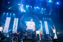 ステージを駆け回るNegicco。