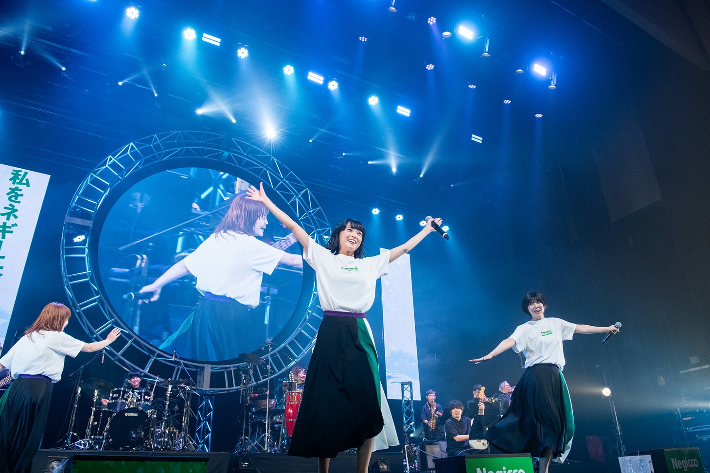 ステージを駆け回るNegicco。