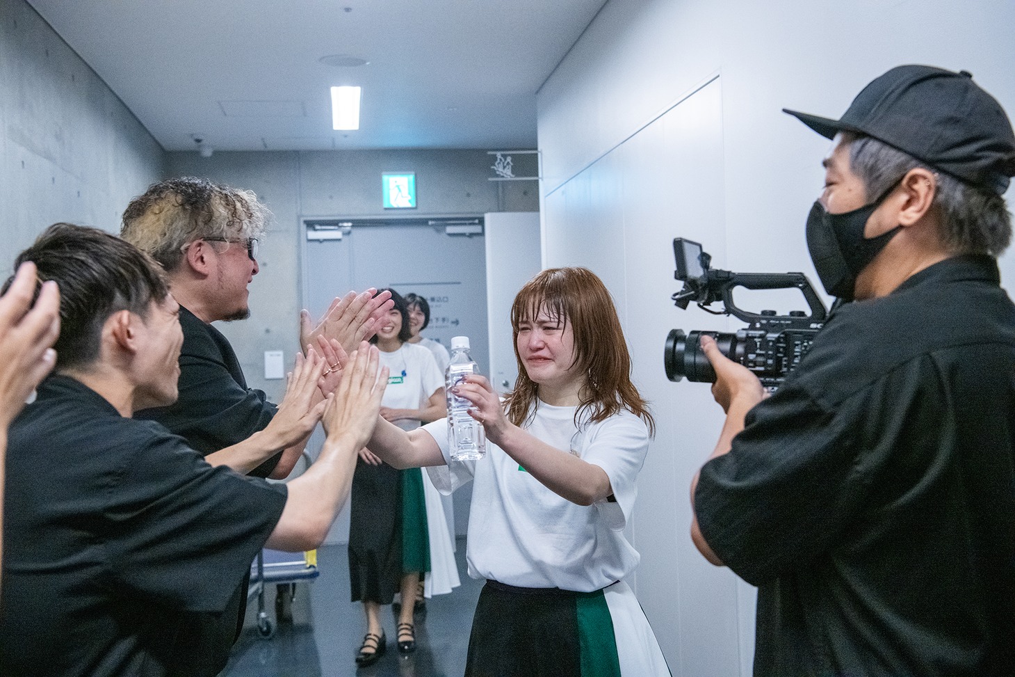 NEGiBANDメンバーにハイタッチしながら涙ぐむNao☆。