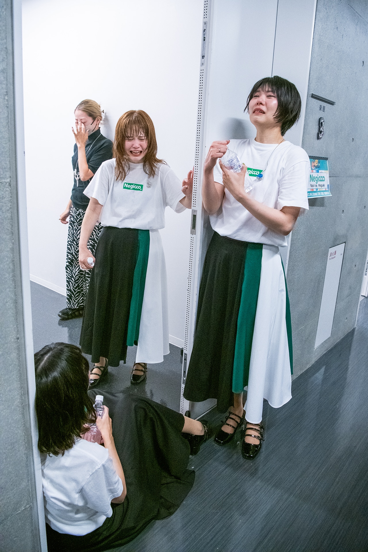 号泣するNao☆（左）、Megu（右）と立てなくなったKaede（下）。