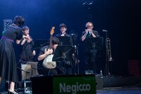 水を飲んでMeguの話を聞こうとしないNEGiBANDメンバー。