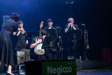 水を飲んでMeguの話を聞こうとしないNEGiBANDメンバー。